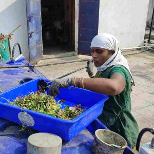 waste picker operating modular biogas